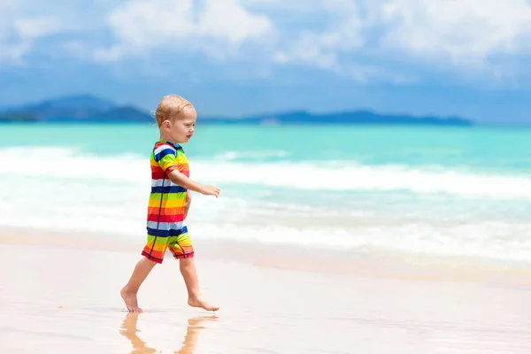 I bambini giocano sulla spiaggia tropicale. Giocattolo di sabbia e acqua . — Foto Stock