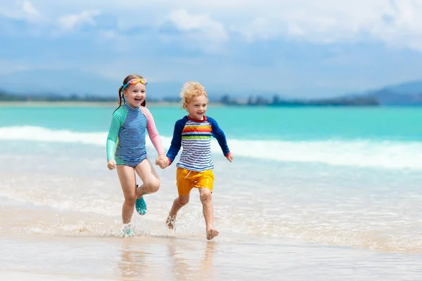 Děti na tropické pláži. Děti si hrají na moři. — Stock fotografie