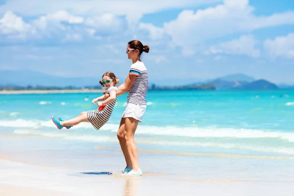 Mère et enfant sur la plage tropicale. Vacances en mer — Photo