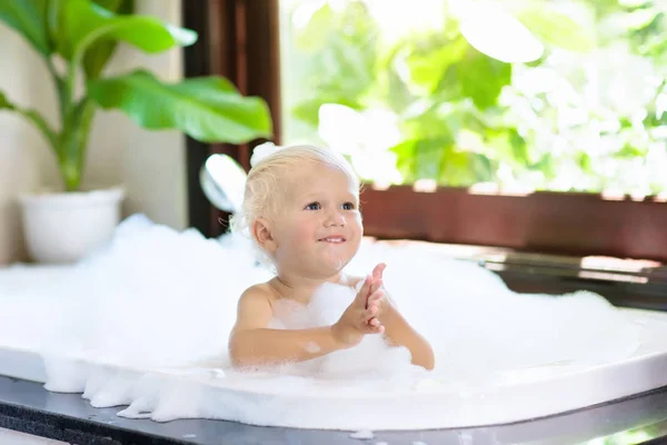 Kind im Schaumbad. Kinderbaden. Baby unter der Dusche. — Stockfoto