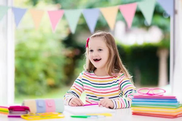 Barn gör läxor för skolan. Barnen lär och måla. — Stockfoto