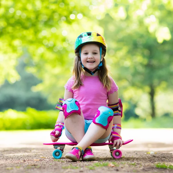 Kind fährt Skateboard im Sommerpark — Stockfoto