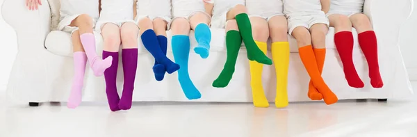Dzieci z Kolorowe skarpetki. Obuwie dziecięce. — Zdjęcie stockowe
