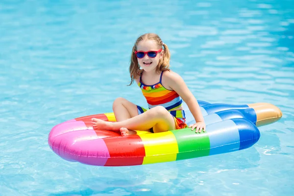 Barn på uppblåsbara flyta i poolen. — Stockfoto