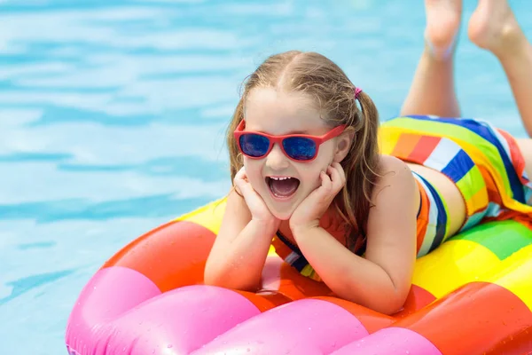 Barn på uppblåsbara flyta i poolen. — Stockfoto