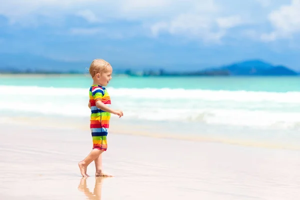 I bambini giocano sulla spiaggia tropicale. Giocattolo di sabbia e acqua . — Foto Stock