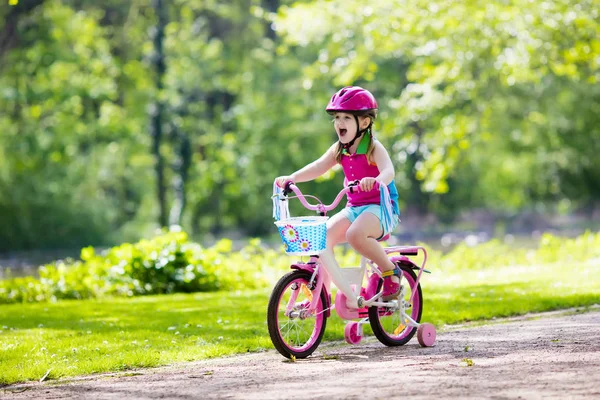 Kind fährt Fahrrad. Kind auf Fahrrad. — Stockfoto