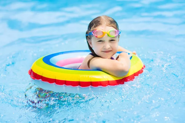 Niño en la piscina. Los niños nadan. Juego de agua . — Foto de Stock