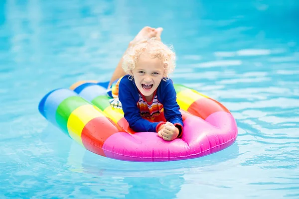 Ребенок на надувной платформе в бассейне . — стоковое фото
