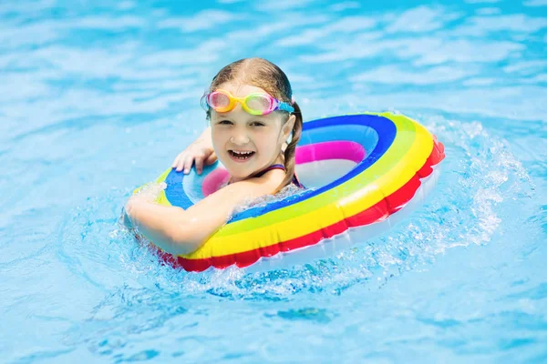 Dítě v bazénu. Děti plavat. Vodní hra. — Stock fotografie