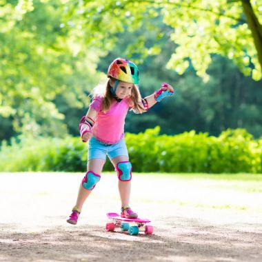 Çocuk sürme kaykay yaz Park