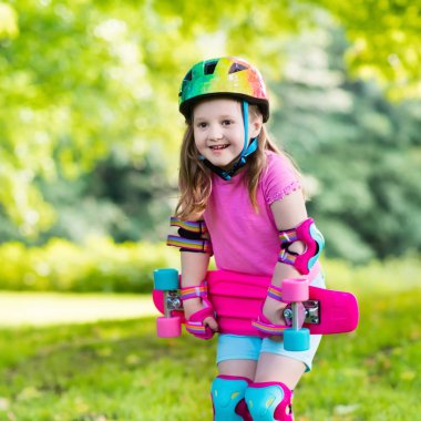 Çocuk sürme kaykay yaz Park