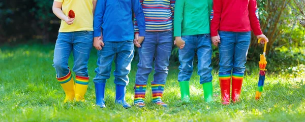 Niños con botas de lluvia. Botas de goma para niños . —  Fotos de Stock