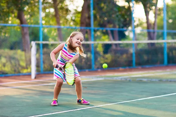 Niño jugando tenis en la cancha al aire libre —  Fotos de Stock