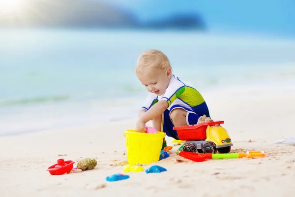 Kinder spielen am tropischen Strand. Sand und Wasser Spielzeug. — Stockfoto