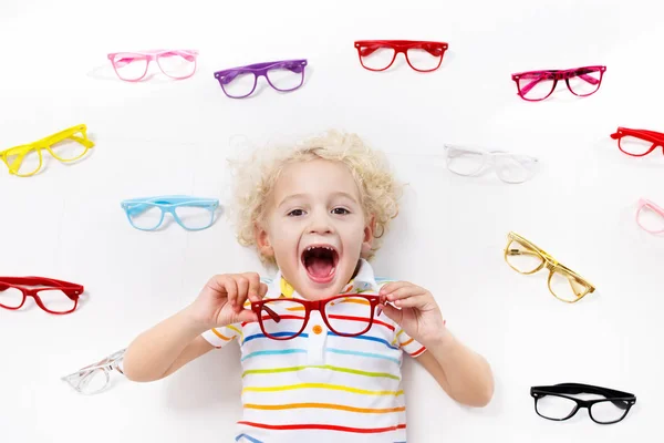 Prueba del niño a la vista. Un chico optimista. Gafas graduadas para niños . — Foto de Stock
