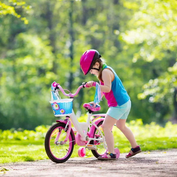 Barn ridning cykel. Kid på cykel. — Stockfoto