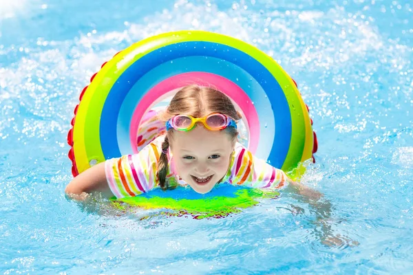 Bambino in piscina. I bambini nuotano. Gioco d'acqua . — Foto Stock