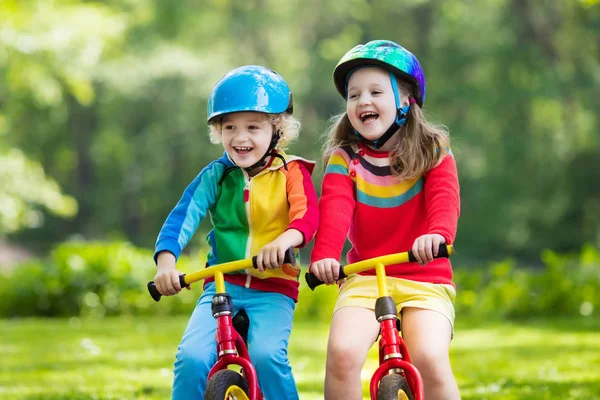 Barnen rida balans cykel i park — Stockfoto