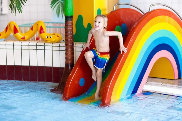 スイミング プール スライドの子。子供たちが泳ぐ。水の楽しみ — ストック写真