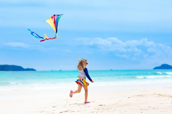 Ребёнок с воздушным змеем. Дети играют. Семейный отдых на пляже . — стоковое фото