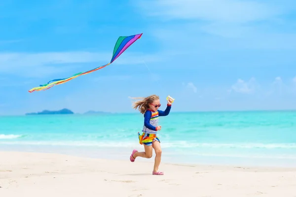 Kind met kite. Kinderen spelen. Familie strandvakantie. — Stockfoto