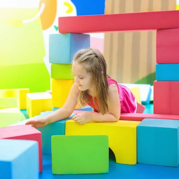 Діти грають. Будівельні іграшкові блоки. Дитячі іграшки — стокове фото