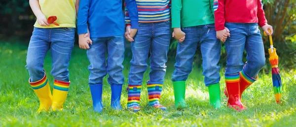 Діти в дощових черевиках. Гумові чоботи для дітей . — стокове фото