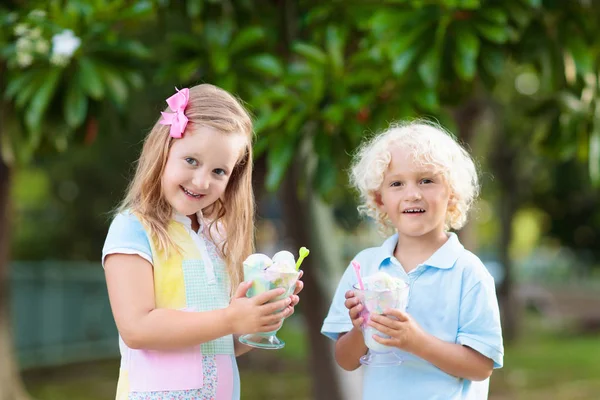 Kinderen eten van ijs. Kind met fruit dessert. — Stockfoto