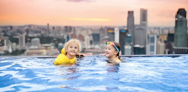 I bambini nuotano a Singapore piscina sul tetto — Foto Stock