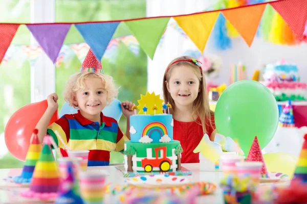 Детская вечеринка. Торт на день рождения со свечами для детей . — стоковое фото