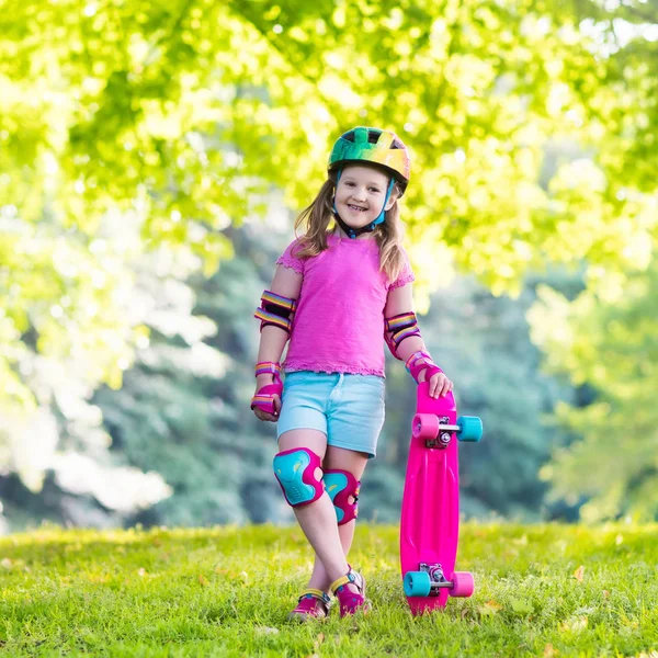 Dětské jezdecké skateboard v letním parku — Stock fotografie