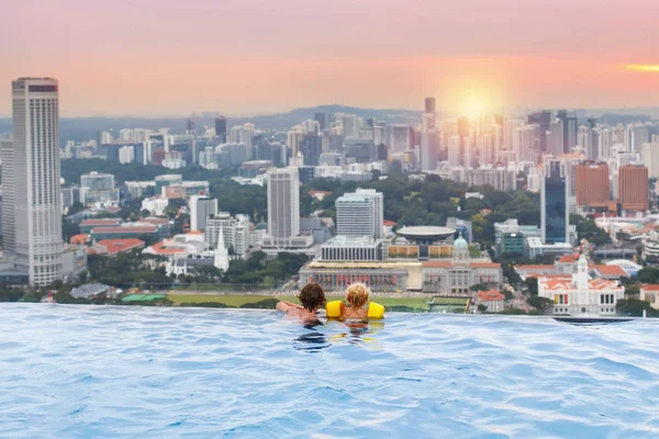 Kids swim in Singapore roof top swimming pool — Stock Photo, Image