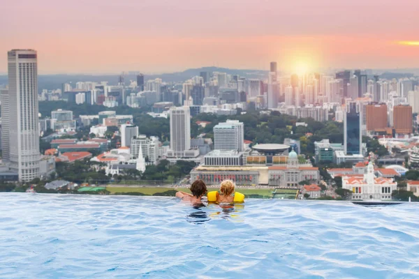 Kinder schwimmen im einzigen Dachschwimmbecken — Stockfoto