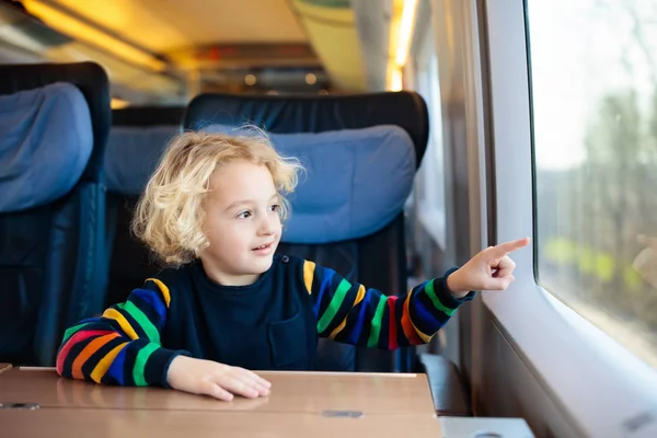 लहान मुले रेल्वेने प्रवास करतात. मुलासह रेल्वे ट्रिप . — स्टॉक फोटो, इमेज