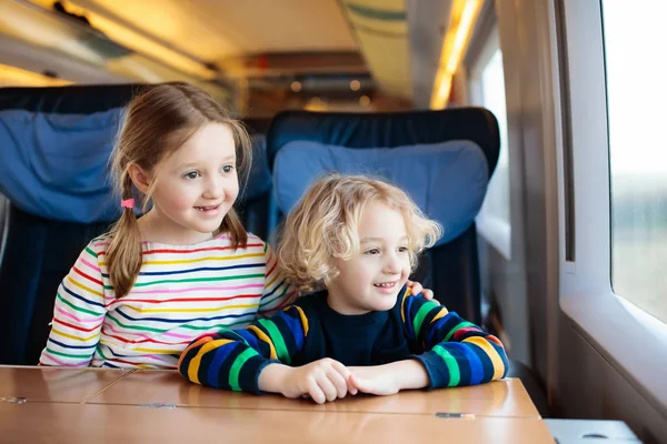 Los niños viajan en tren. Viaje en tren con niño . —  Fotos de Stock