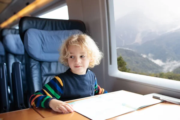 I bambini viaggiano in treno. Viaggio in treno con bambino . — Foto Stock