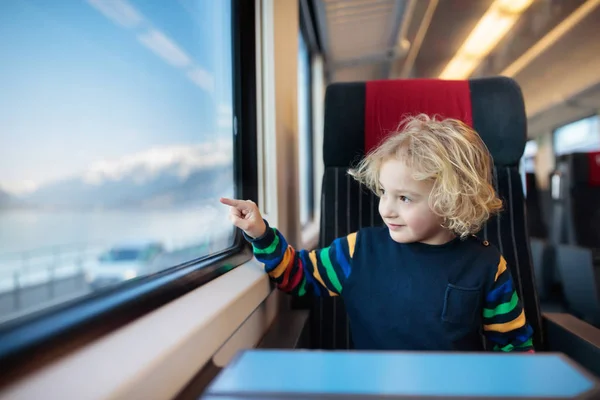 I bambini viaggiano in treno. Viaggio in treno con bambino . — Foto Stock