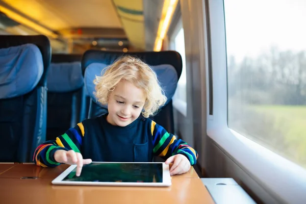 Barnen reser med tåg. Järnvägen resa med barn. — Stockfoto