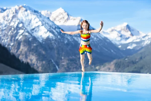 Kind in het buitenbad van alpine resort — Stockfoto