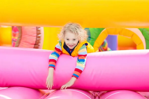 Dziecko, skoki na plac zabaw trampolina. Dzieci skok. — Zdjęcie stockowe