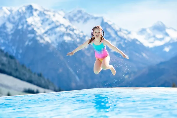 Bambino in piscina all'aperto della località alpina — Foto Stock