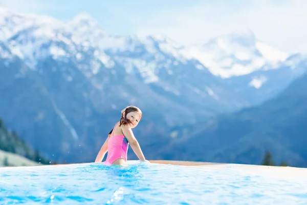 Çocuk Açık Yüzme havuzunda alpine Resort — Stok fotoğraf