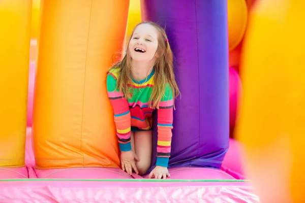Kind springt auf Spielplatz-Trampolin. Kinder springen. — Stockfoto