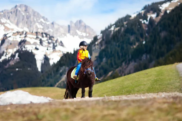 Midilli at binme çocuklar. Alp Dağları'nda atlı çocuk — Stok fotoğraf