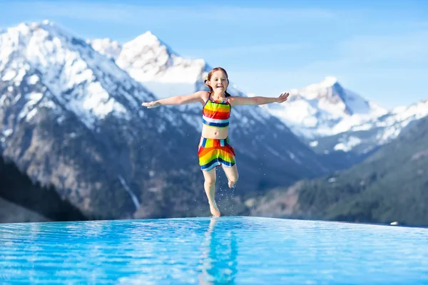 Enfant dans la piscine extérieure de la station alpine — Photo