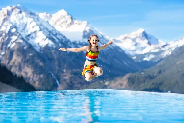 Çocuk Açık Yüzme havuzunda alpine Resort — Stok fotoğraf