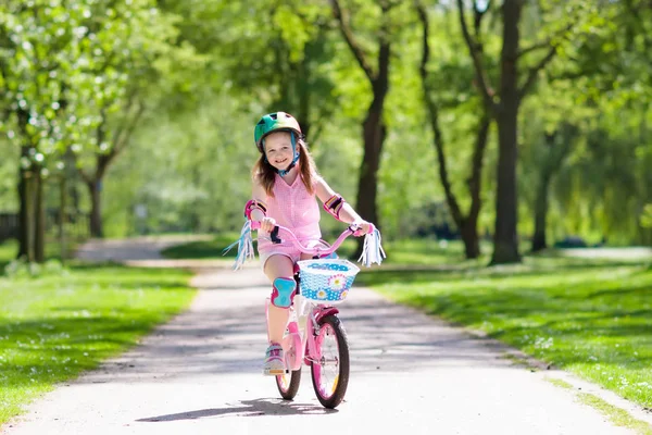 Kind op de fiets. Kinderen fietstocht. Meisje fietsen. — Stockfoto