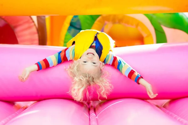 Barn hoppa på lekplats trampolin. Barnen hoppa. — Stockfoto