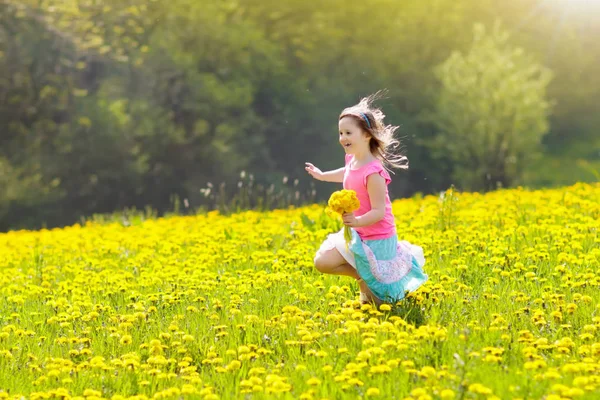 I bambini giocano. Bambino nel campo di dente di leone. Fiore estivo — Foto Stock